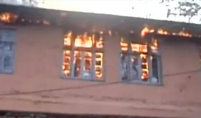 J&K fire in two school buildings made in polling center- India TV Hindi