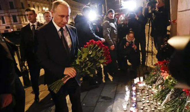 Putin Offers Wreath at St. Petersburg Metro Station- India TV Hindi