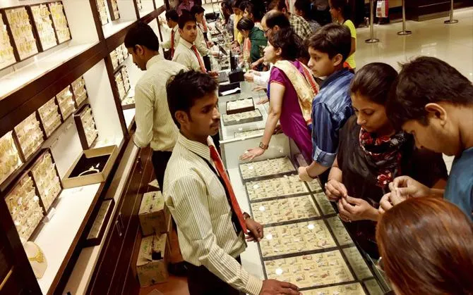 तीन दिन में 400 रुपए सस्ता हुआ सोना, 40 हजार के नीचे फिसली चांदी- India TV Paisa