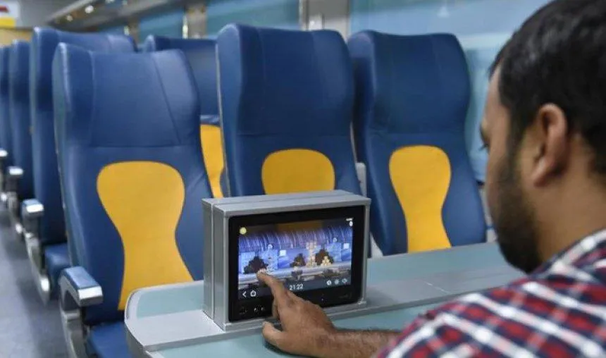 तेजस के पहले सफर के दौरान ही हेडफोन्‍स पर यात्रियों ने किए हाथ साफ, कई LED स्क्रीन्स पर भी लगे स्‍क्रैच- India TV Paisa
