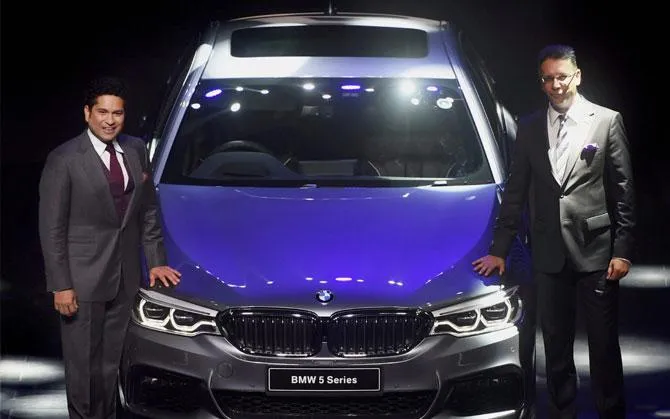सचिन ने भारत में लॉन्‍च की 7वीं पीढ़ी की BMW 5 सीरीज कारें, कीमत 49.90 लाख रुपए से शुरू- India TV Paisa