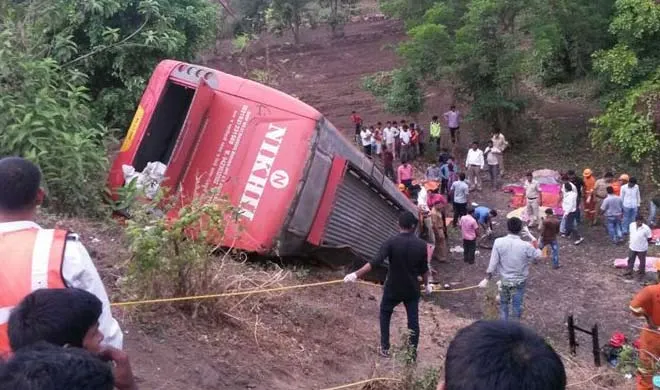 Maharashtra 9 people killed and 12 injured in bus overturn- India TV Hindi