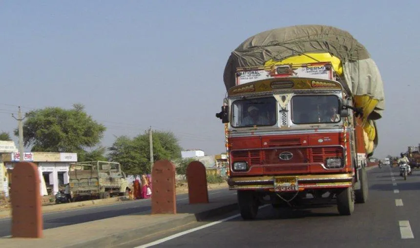 GST के बाद ट्रकों ने पकड़ी रफ्तार, 30% ज्यादा रास्ता कर रह हैं तय- India TV Paisa