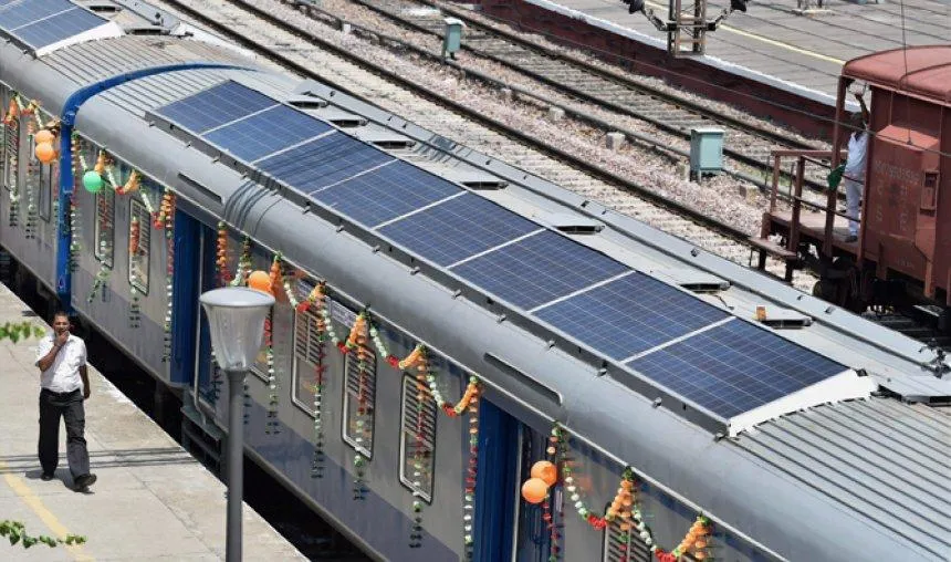 देश में दौड़ी सौर्य ऊर्जा से चलने वाली पहली सोलर ट्रेन, स्‍वच्‍छ व हरित ऊर्जा से बचेंगे हर साल 700 करोड़ रुपए- India TV Paisa