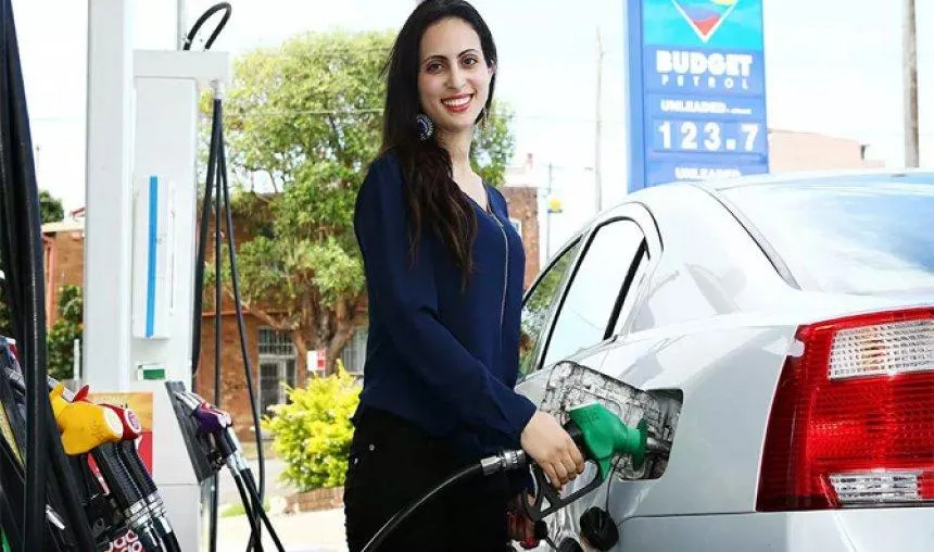 गाड़ी में तेल भरवाने पेट्रोल पंप जाने की जरूरत नहीं, घर में ही हो जाएगी पेट्रोल-डीजल की डिलिवरी!- India TV Paisa