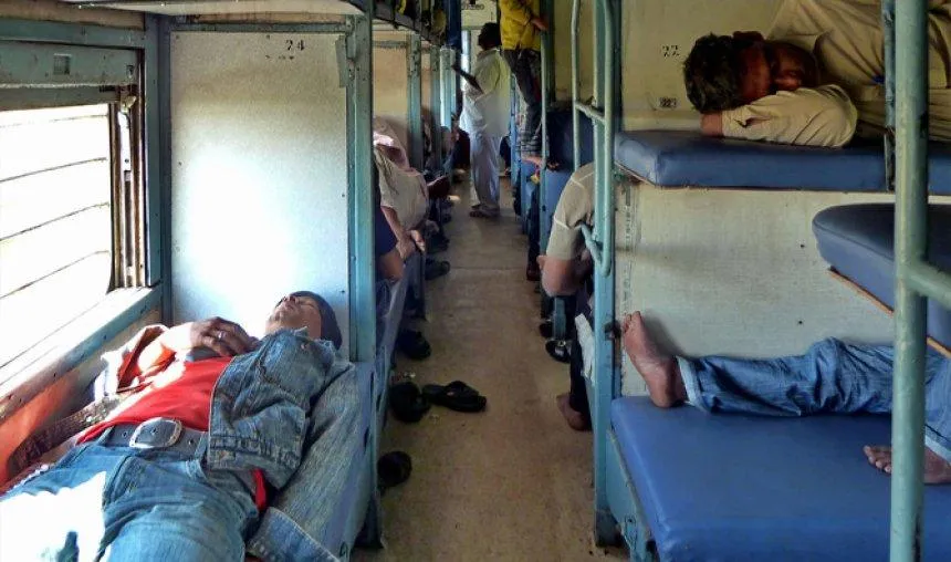 रेलवे ने घटाई रिजर्व्‍ड बर्थ पर सोने की अवधि, अब रात 10 बजे से सुबह 6 बजे तक ही ले सकेंगे चैन की नींद- India TV Paisa