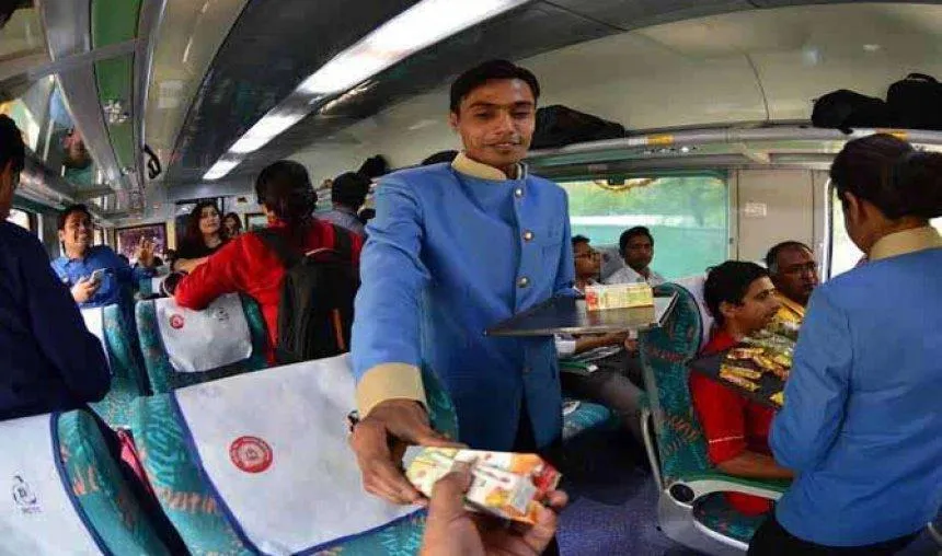 Coming soon: यात्री ट्रेन में खाने की क्‍वालिटी पर ऑनलाइन दे सकेंगे फीडबैक, रेलवे ने शुरू की टैबलेट स्‍कीम- India TV Paisa