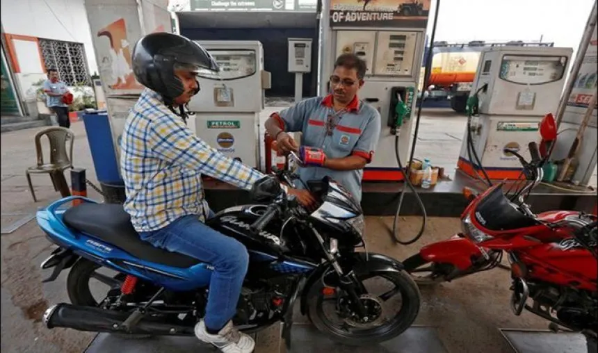 5 प्रतिशत और घट सकते हैं पेट्रोल-डीजल के दाम, पेट्रोलियम मंत्री ने राज्‍यों से वैट में कटौती करने को कहा- India TV Paisa