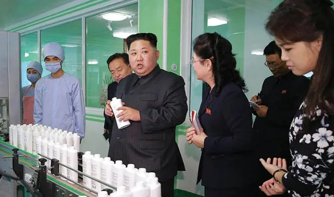 kim jong un visited cosmetic factory with his wife- India TV Hindi