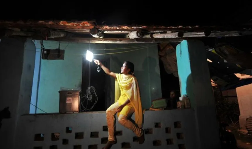 घरों को बिजली पहुंचाने के मामले में उत्तर प्रदेश, बिहार फिसड्डी, आधी जनसंख्‍या अंधेरे में- India TV Paisa