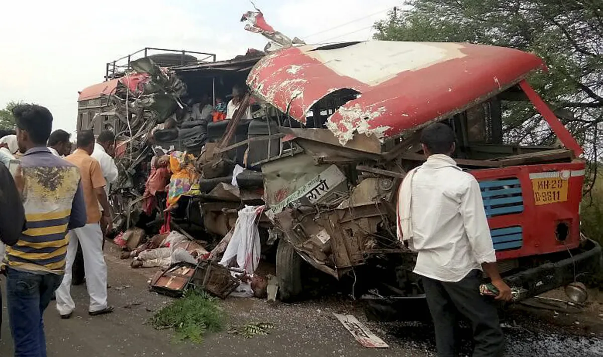  Latur 7 killed in bus and train collision 35 injured- India TV Hindi