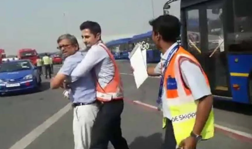 इंडिगो के बाद अब एयर इंडिया के यात्री और स्टाफ के बीच ‘बवाल’, इस बार यात्री ने स्टाफ को थप्पड़ मारा- India TV Paisa