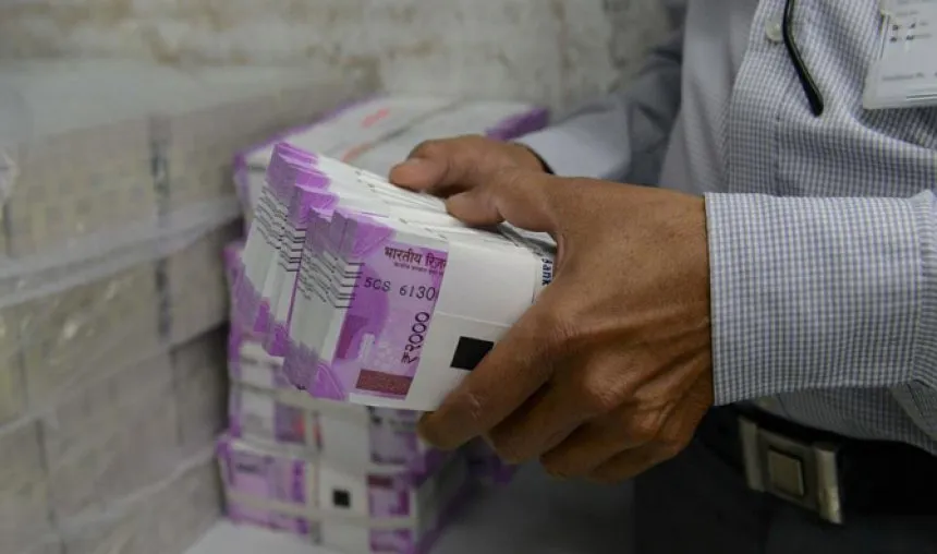 RBI ने जगह की कमी से नए नोटों की प्रिंटिंग का ऑर्डर किया कम, पुराने नोटों से भरे पड़े हैं करेंसी चेस्‍ट- India TV Paisa