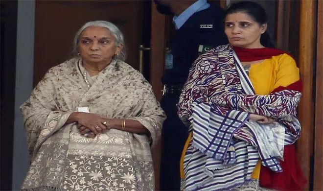 Kulbhushan Jadhav wife and mother- India TV Hindi