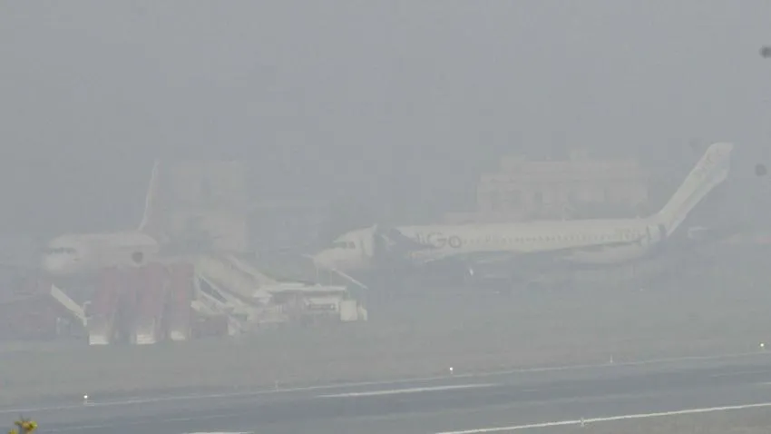 Dense-fog-delays-flights-and-trains-in-Delhi- India TV Hindi