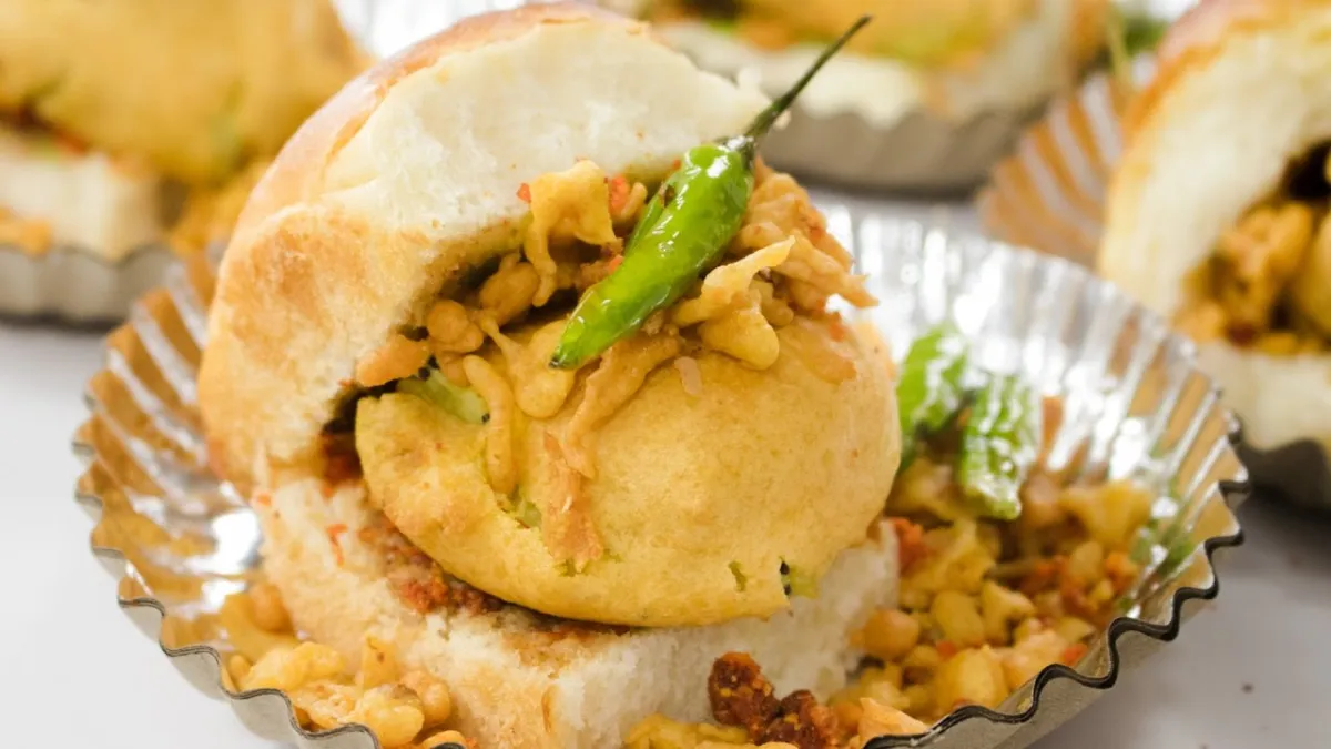 Mumbai-Man-accidentally-swallows-denture-while-eating-vada-pav- India TV Hindi
