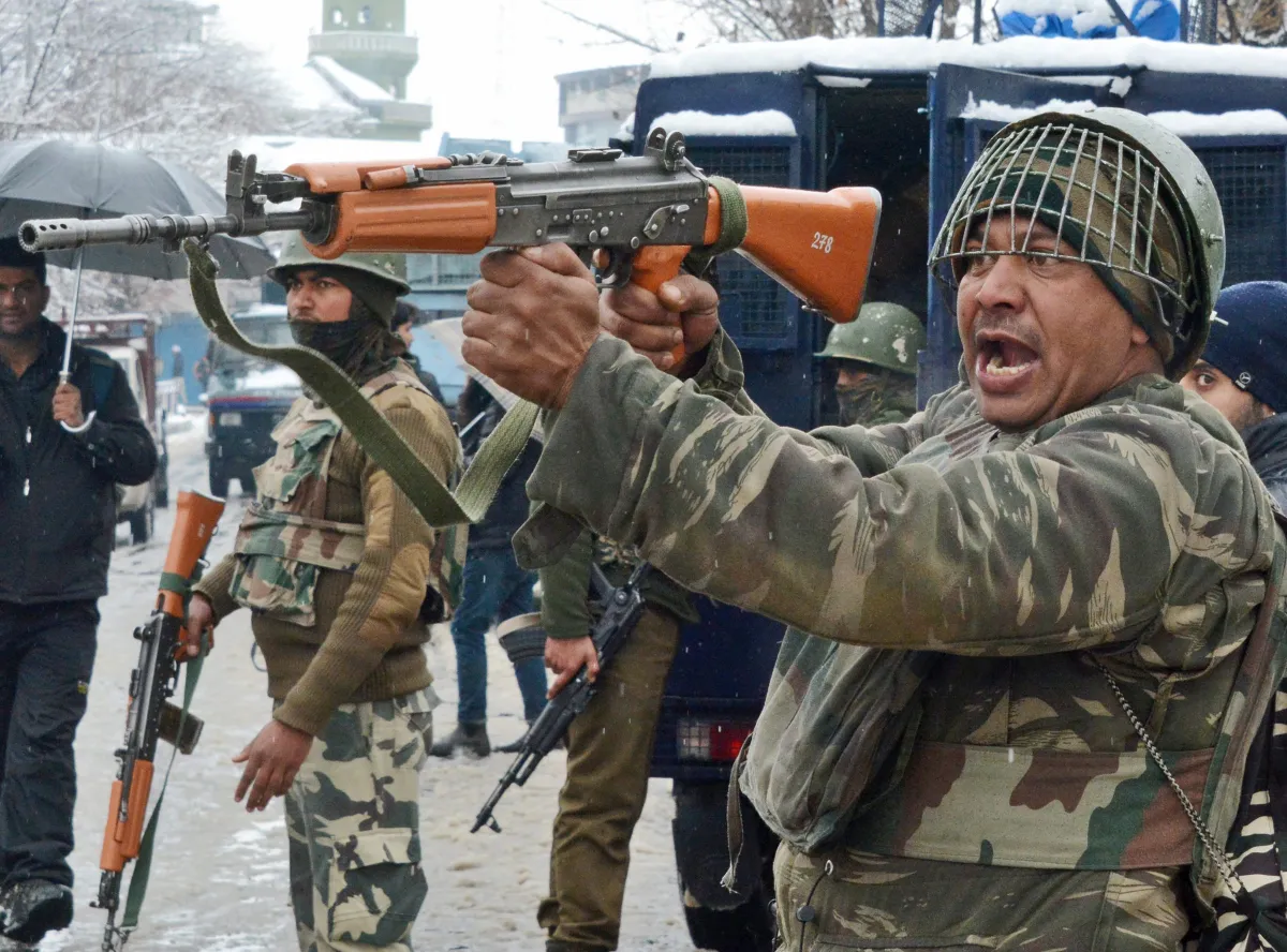 Srinagar-CRPF-camp-encounter-enters-second-day-gun-battle-still-on- India TV Hindi