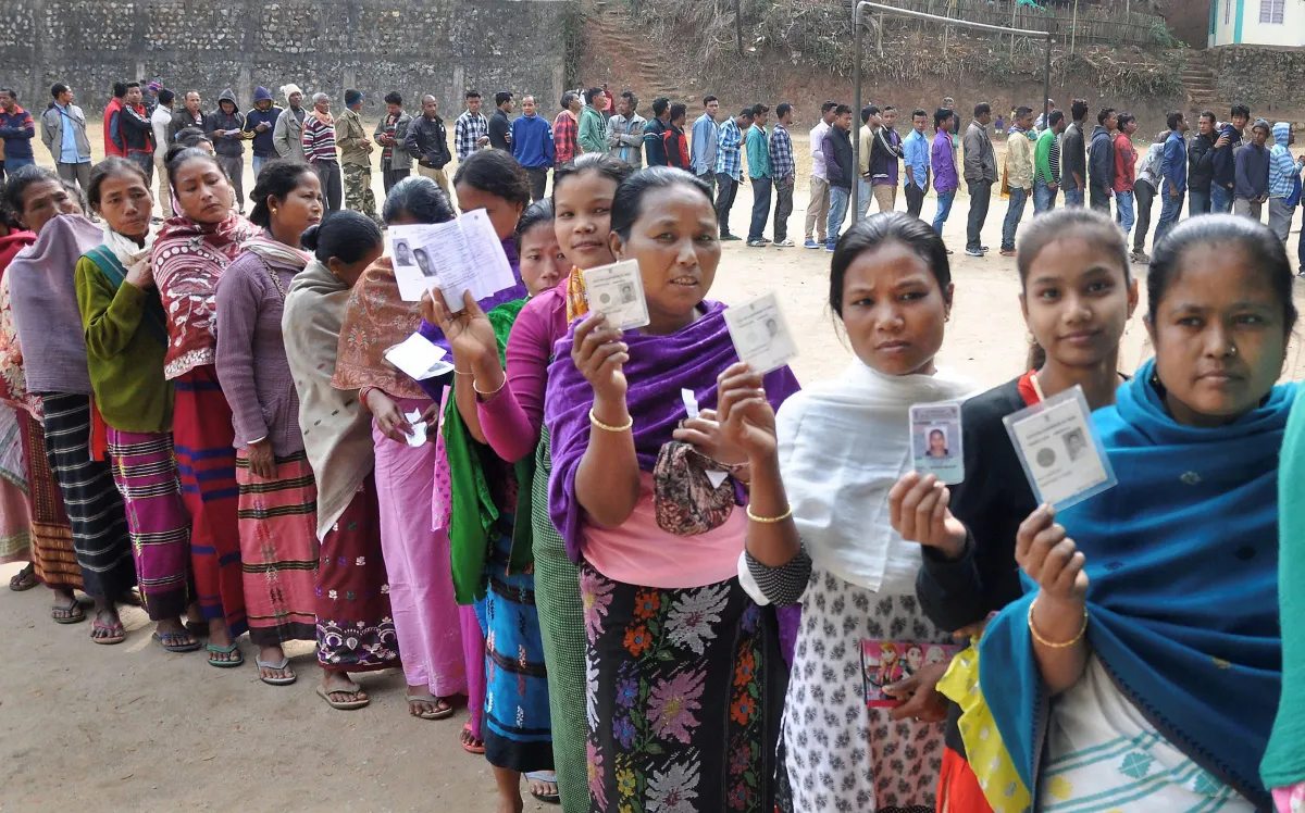वोटिंग के दौरान...- India TV Hindi