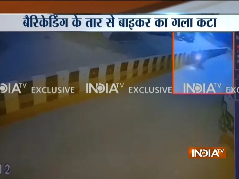 Delhi-Motorcyclist-dead-after-his-neck-gets-stuck-in-wire-tied-between-two-barricades- India TV Hindi