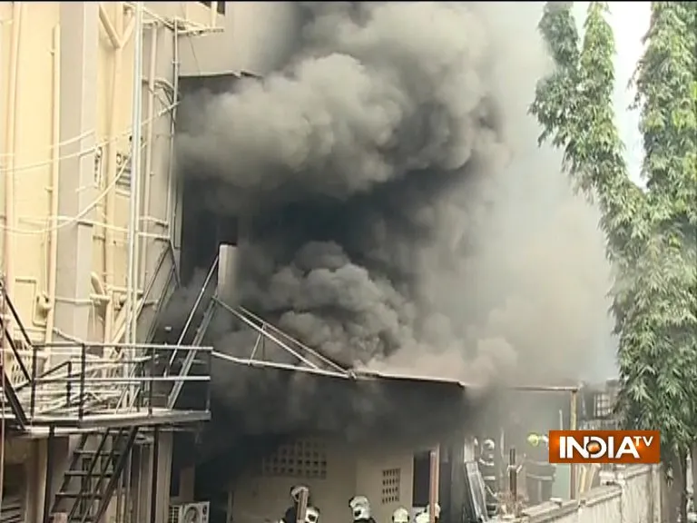 Mumbai-Fire-breaks-out-in-cloth-mill- India TV Hindi
