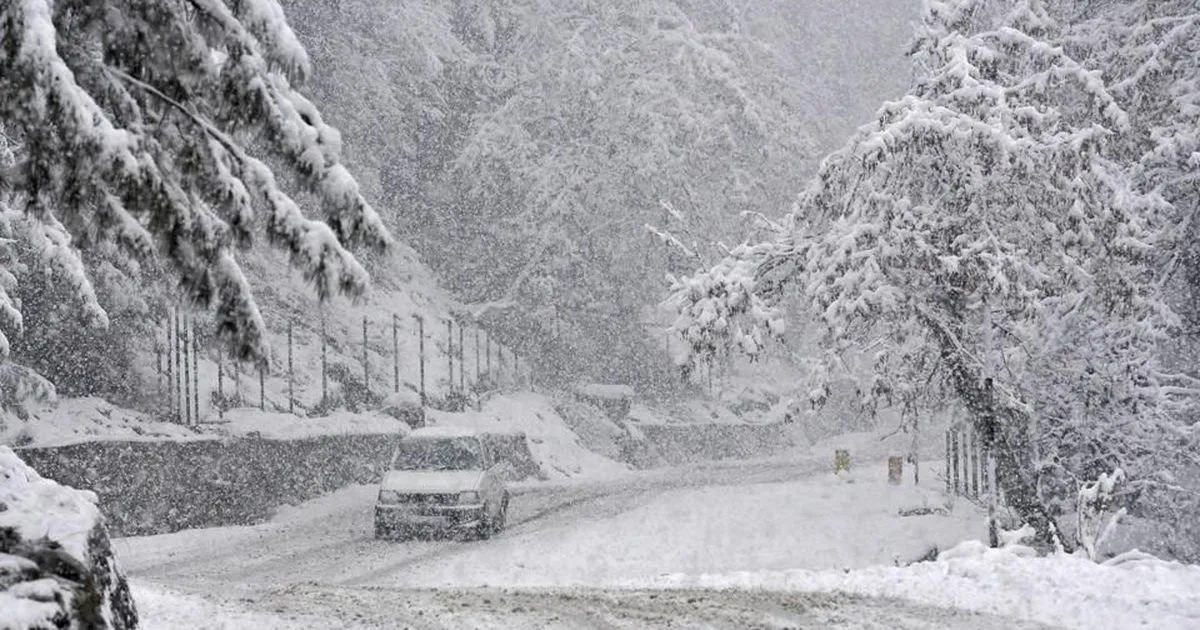 Fresh-snowfall-drapes-Himachal-Kashmir-in-white-blanket- India TV Hindi