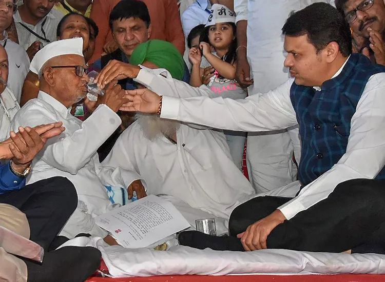 Anna Hazare ends hunger strike after talks with Maharashtra...- India TV Hindi