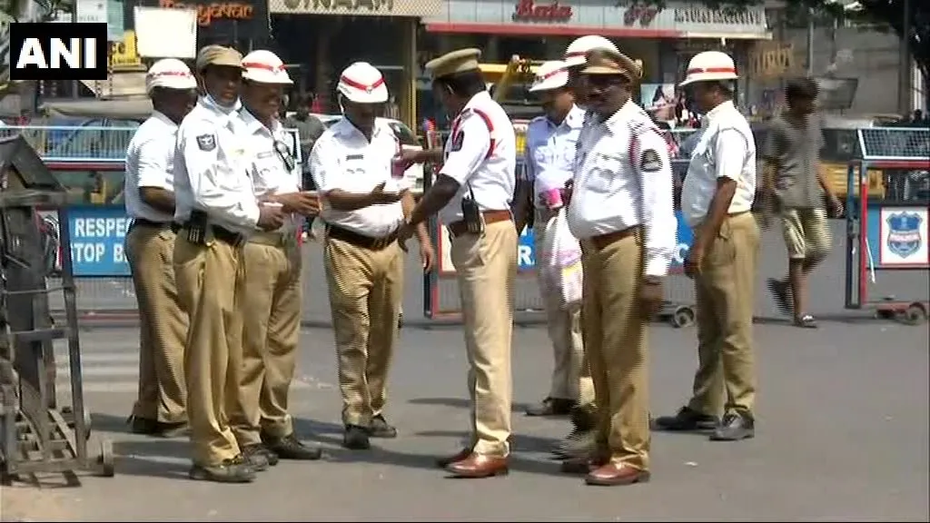 ट्रैफिक पुलिस के...- India TV Hindi