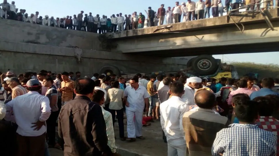 Gujarat-Truck-falls-into-drain-in-Bhavnagar-26-killed- India TV Hindi