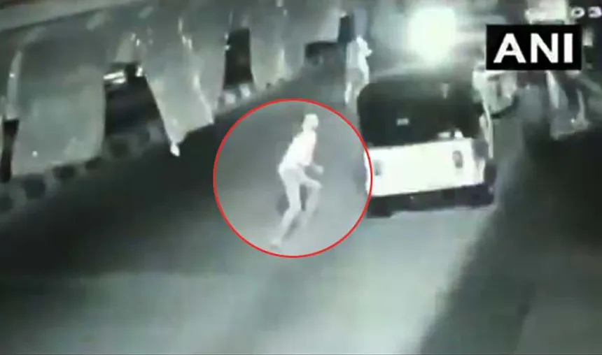 Video-Petrol-bomb-hurled-at-BJP-office-in-Coimbatore- India TV Hindi
