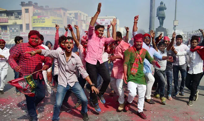 Samajwadi party workers celebrate their party success - India TV Hindi