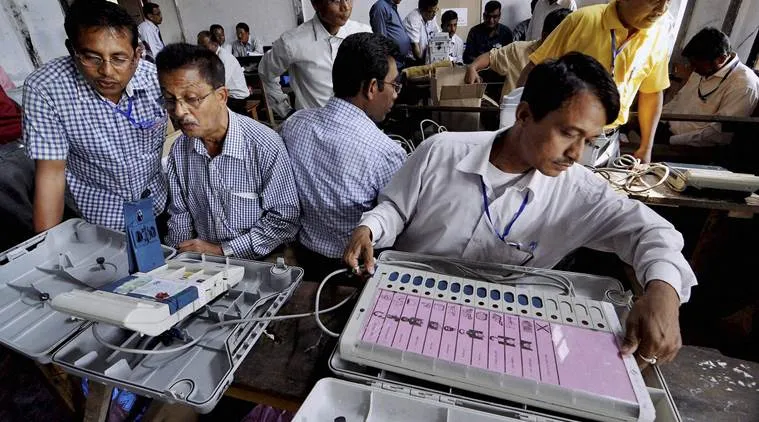 वोटिंग बूथ पर तैयारी...- India TV Hindi