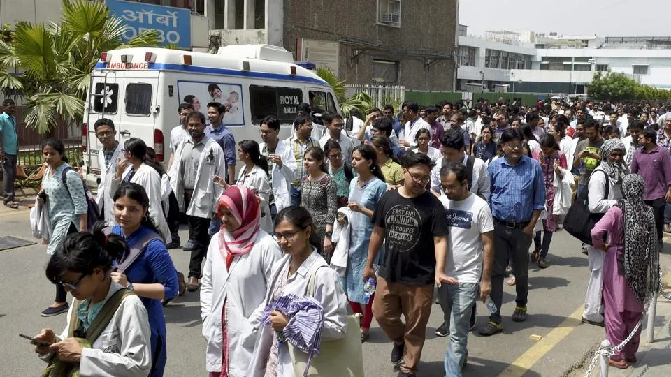AIIMS resident doctors continue strike- India TV Hindi