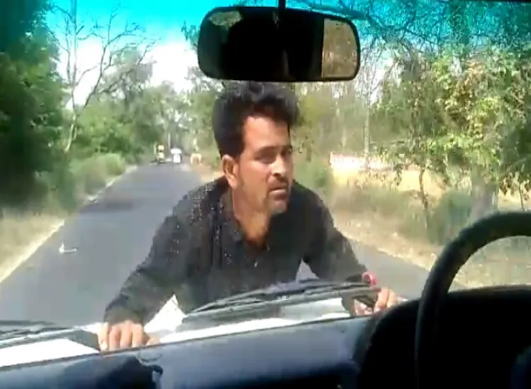 बरेली में युवक को बोनट...- India TV Hindi