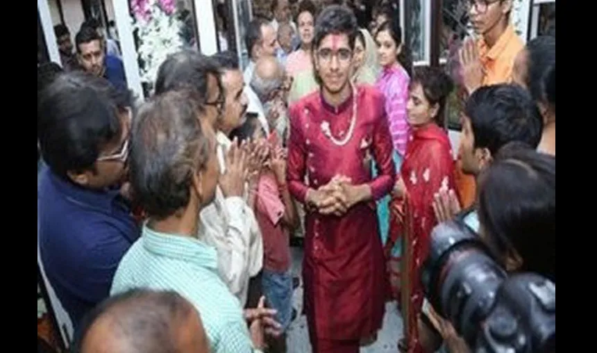 Gujarat: 24-year-old CA Mokshesh Sheth renounces crores, becomes a Jain monk- India TV Hindi