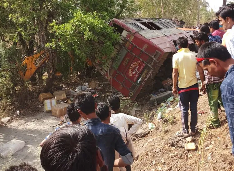 collision between a truck and bus in Madhya Pradesh's...- India TV Hindi