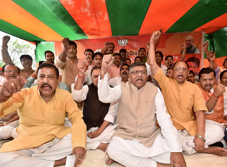 Union Law Minister Ravi Shankar Prasad with BJP leaders sit...- India TV Hindi