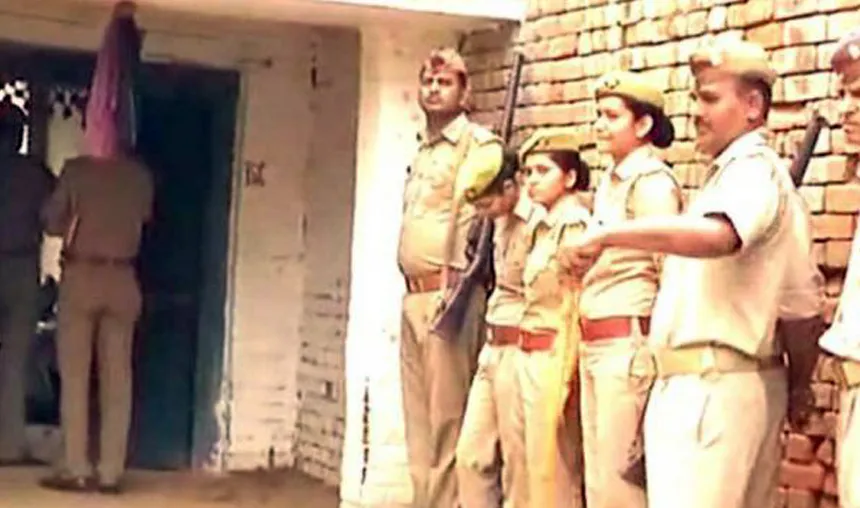 Unnao Gangrape Case: SIT team visits victim's village, Kuldeep Sengar supporters protest- India TV Hindi