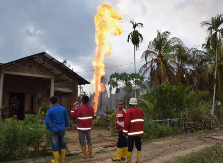 Indonesia oil well fire kills 15 people injures dozens- India TV Hindi