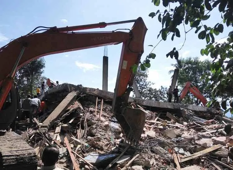  building collapse in Indonesia 7 die including 6...- India TV Hindi