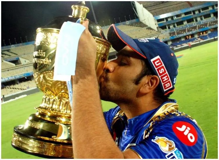 IPL Trophy को चूमते मुंबई...- India TV Hindi
