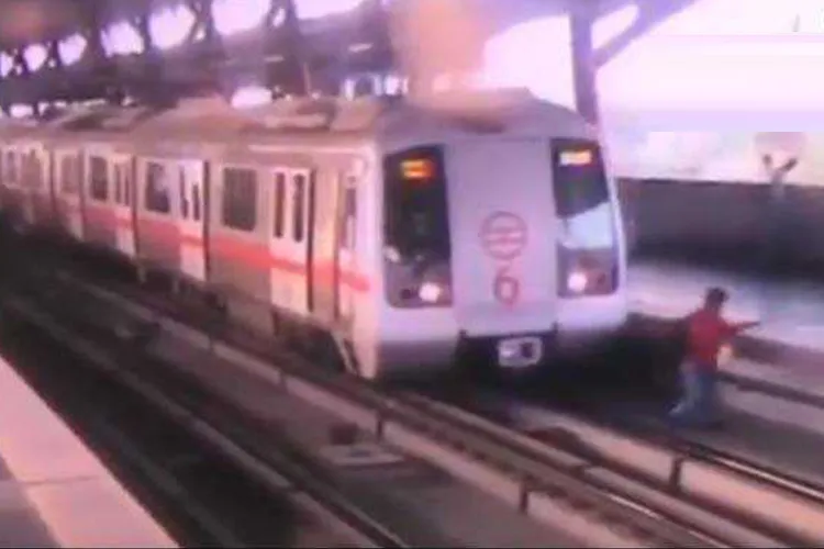 Alert Delhi Metro Driver Brakes in Time to Save Man Trying to Jump Tracks- India TV Hindi