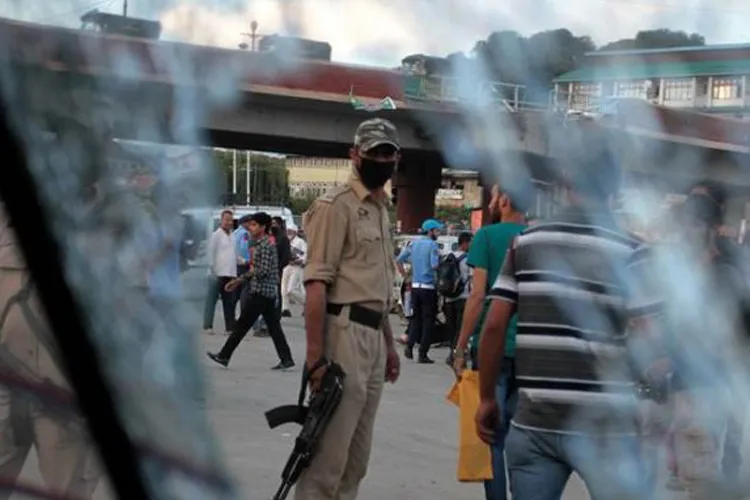 Jammu and Kashmir: 2 policemen, one civilian injured in grenade attack at bus stand- India TV Hindi