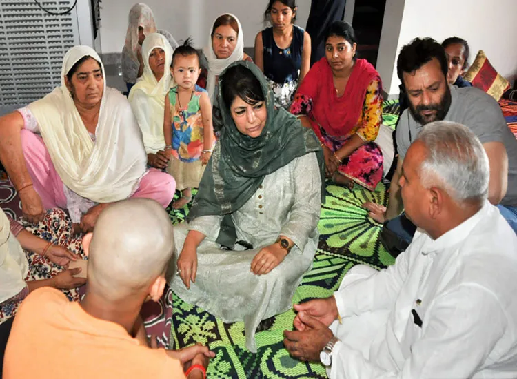Mehbooba Mufti interacts with the families affected by...- India TV Hindi