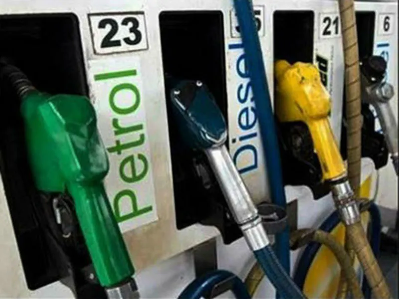Oil companies cuts petrol and diesel price for 8th day on Wednesday- India TV Paisa
