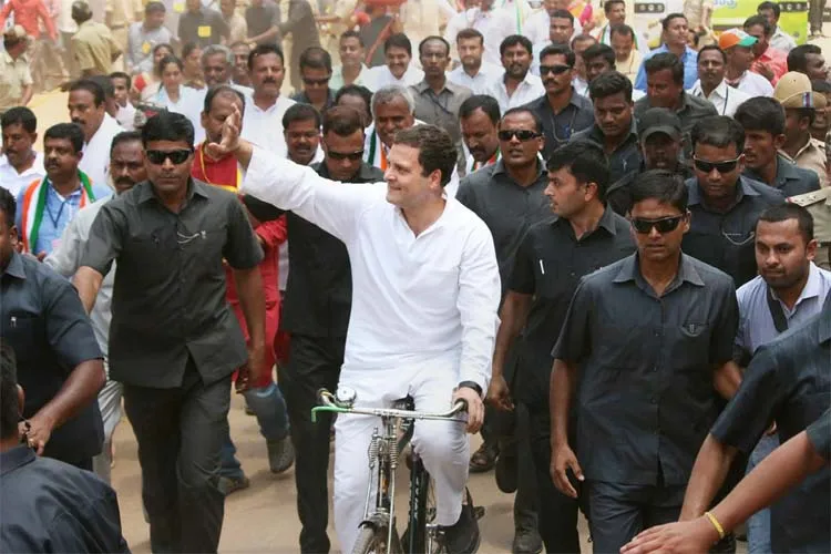 Karnataka election: Rahul Gandhi on bicycle leads protest march on petrol price - India TV Hindi
