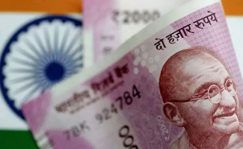 Rupee falls to 18 months low on Karnatka Election counting day- India TV Paisa