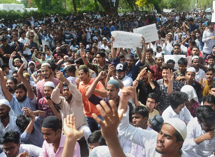 Aligarh Muslim University students stage a protest over...- India TV Hindi