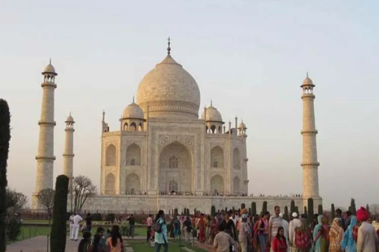 SC expresses concern over change in colour of Taj Mahal- India TV Hindi