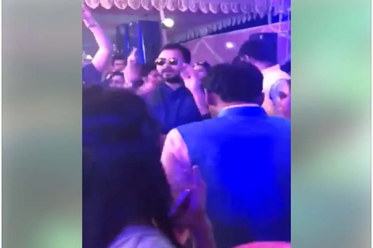 सोशल मीडिया पर वायरल हुआ तेजस्वी का डांस, चश्मा पहनकर लगाए ठुमके- India TV Hindi