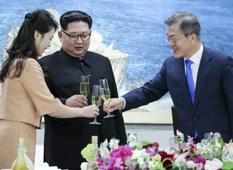 Kim Jong Un shoves photographer out of way of wife- India TV Hindi